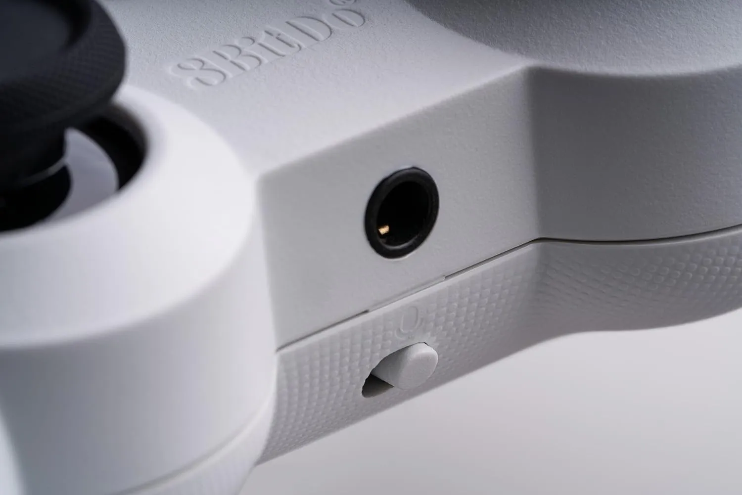 8Bitdo Pro 2 Wired Controller for Xbox, Hall Effect Joysticks and Hall Triggers, 3.5mm Audio Jack, Compatible with Xbox Series X|S, Xbox One, Windows 10/11 - Officially Licensed (White)