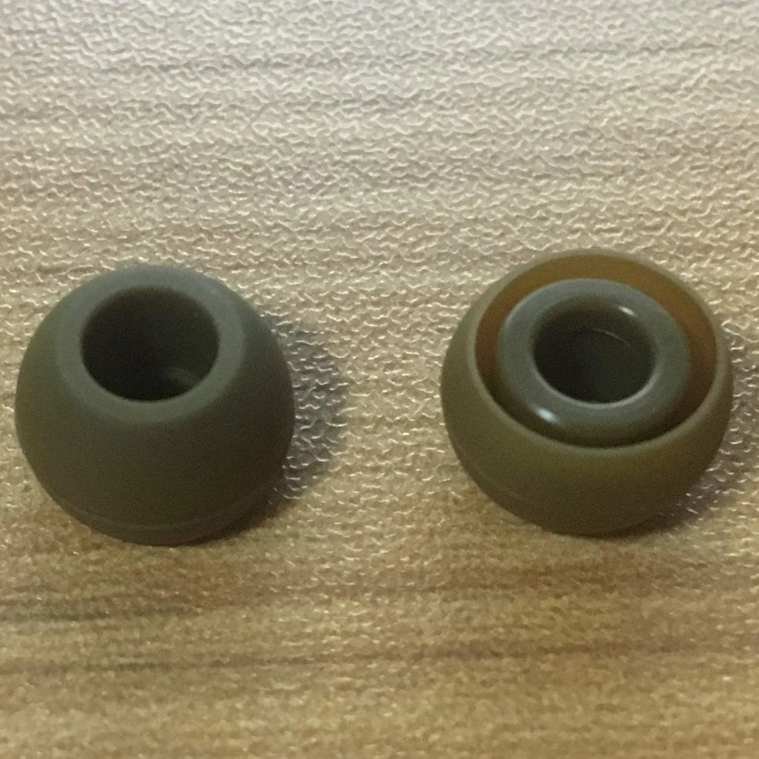 Replacement Silicone Earbuds Ear Tips Eargels Buds Set Compatible with Beats Powerbeats 3 Powerbeats 2 Wireless in-Ear Earphones (4 Pairs/Brown)