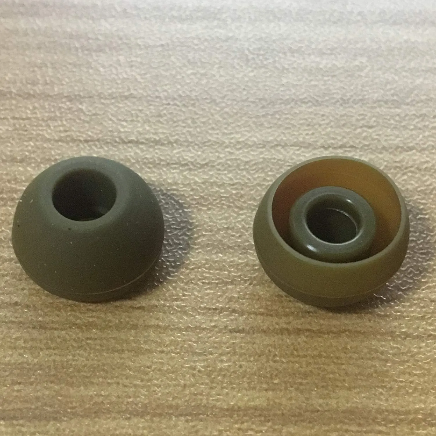 Replacement Silicone Earbuds Ear Tips Eargels Buds Set Compatible with Beats Powerbeats 3 Powerbeats 2 Wireless in-Ear Earphones (4 Pairs/Brown)
